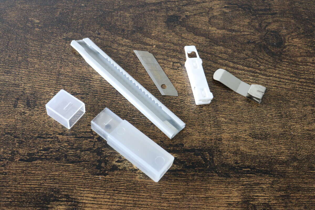 迷你切割機的機身、替換刀片以及所有其他部件都已完全拆卸。 ミニカッター本体と替刃やパーツがすべて分解された状態