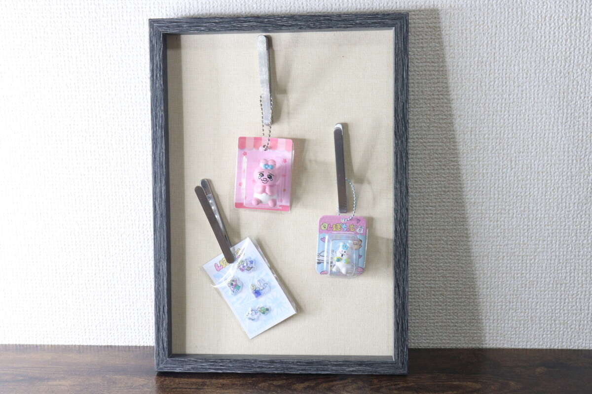 使用磁性夾子展示粉絲商品的展板全景。 マグネットクリップを使って推し活グッズをディスプレイしたボード全体像