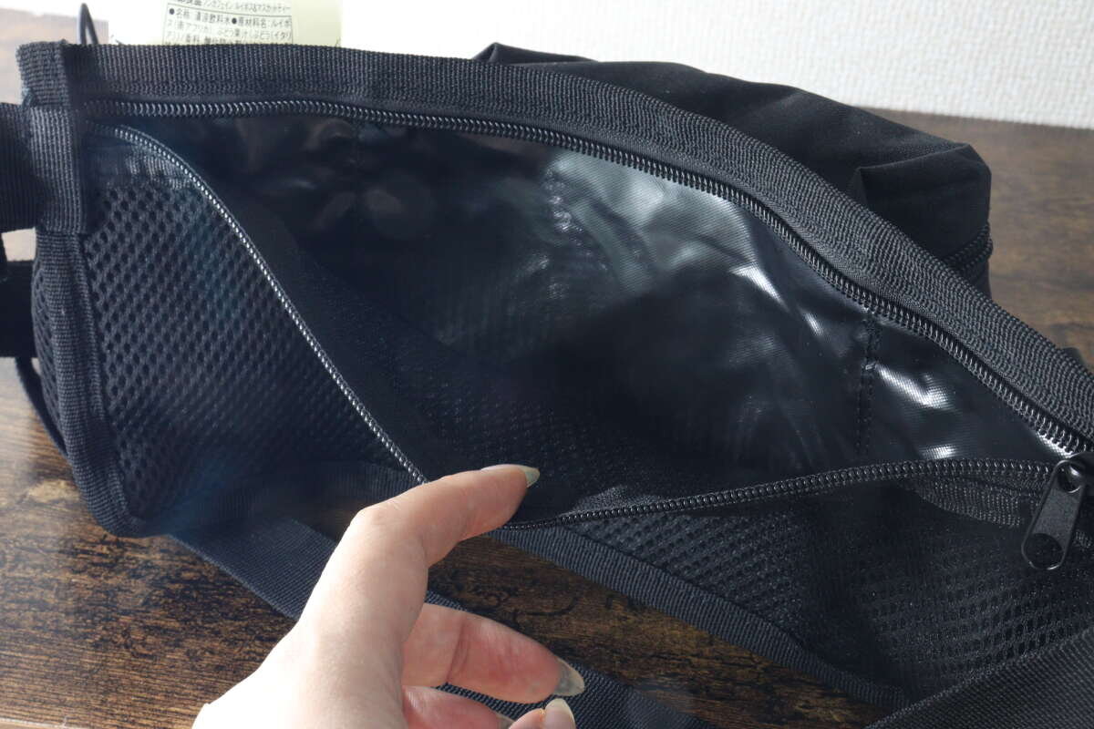 這顯示的是背面網狀口袋的內部結構。 裏面のメッシュポケットの内部を見せている状態
