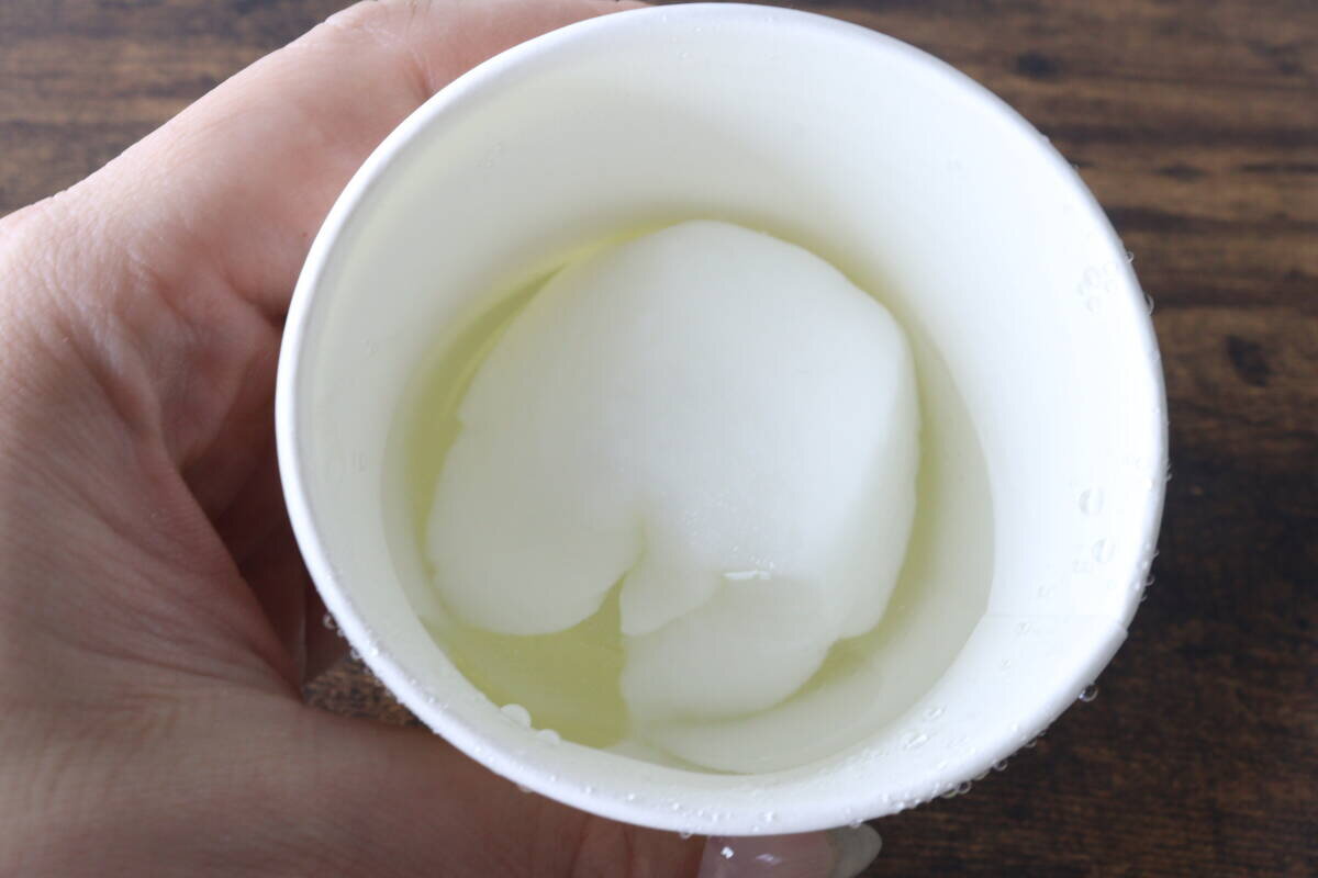浸入裝有水的紙杯中的壓縮毛巾會在短短幾秒鐘內顯著膨脹。 紙コップの水に浸された圧縮タオルが数秒で大きく膨らんでいる様子