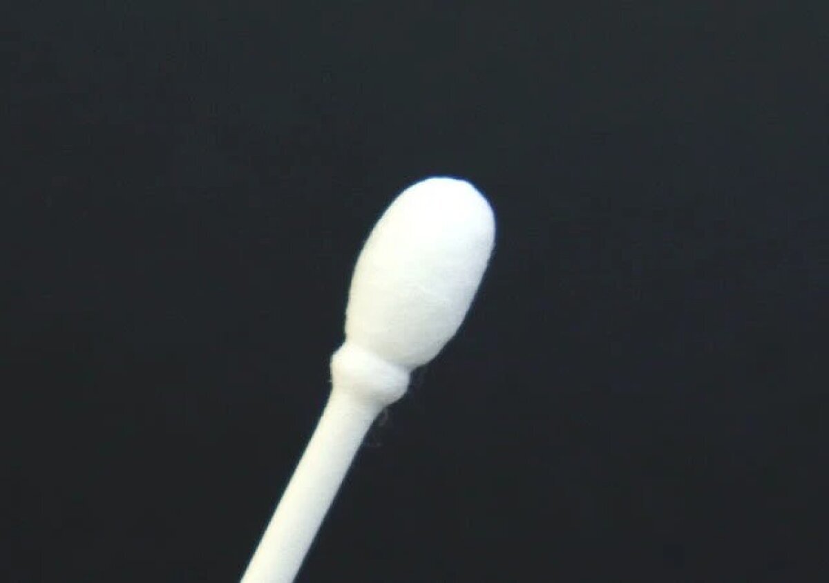 這款超柔軟棉籤的粗頭富有彈性,如同枕頭一般。 クッションのように弾力のあるスゴふわっ綿棒の大きな先端部分