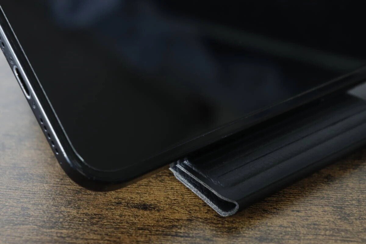 智慧型手機支架防滑部分和設備放置部分的特寫。 スマホスタンドのすべり止め部分と端末の接地部分を拡大したクローズアップ