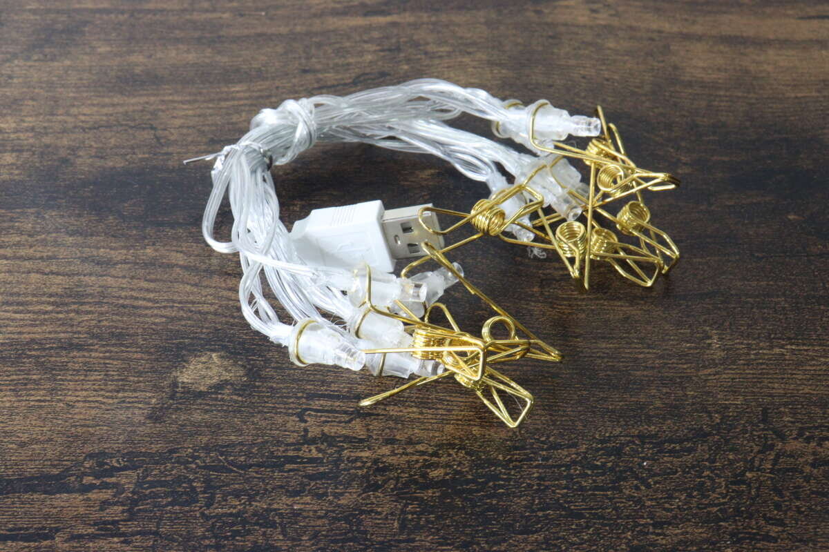 從透明袋中取出花環燈的電線和夾子,即可看到全貌。 透明な袋から取り出したガーランドライトのコードとクリップの全体像