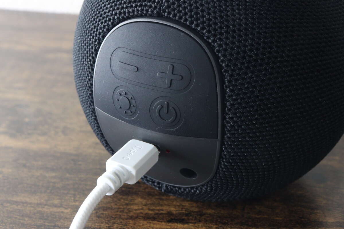 揚聲器背面設有控制按鈕和 Type-C 充電線介面。 スピーカー背面の操作ボタンとType-Cの充電ケーブル接続口