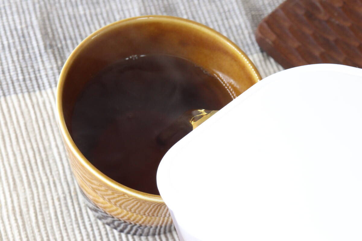 我將紅茶從水壺倒入杯子的那一刻。 ウォーターポットから茶色いお茶をマグカップに注いでいる瞬間