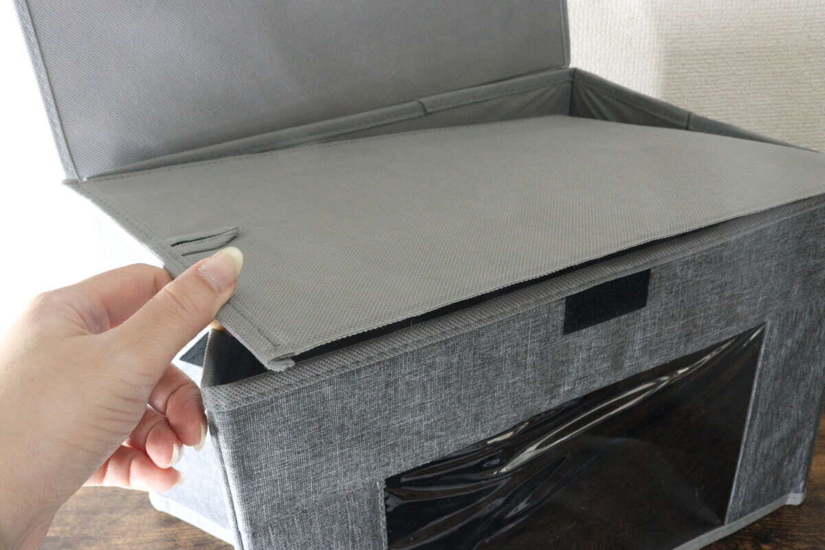 我正在把一塊灰色底板放在盒子底部。 ボックスの底面にグレーの底板をセットしている手元