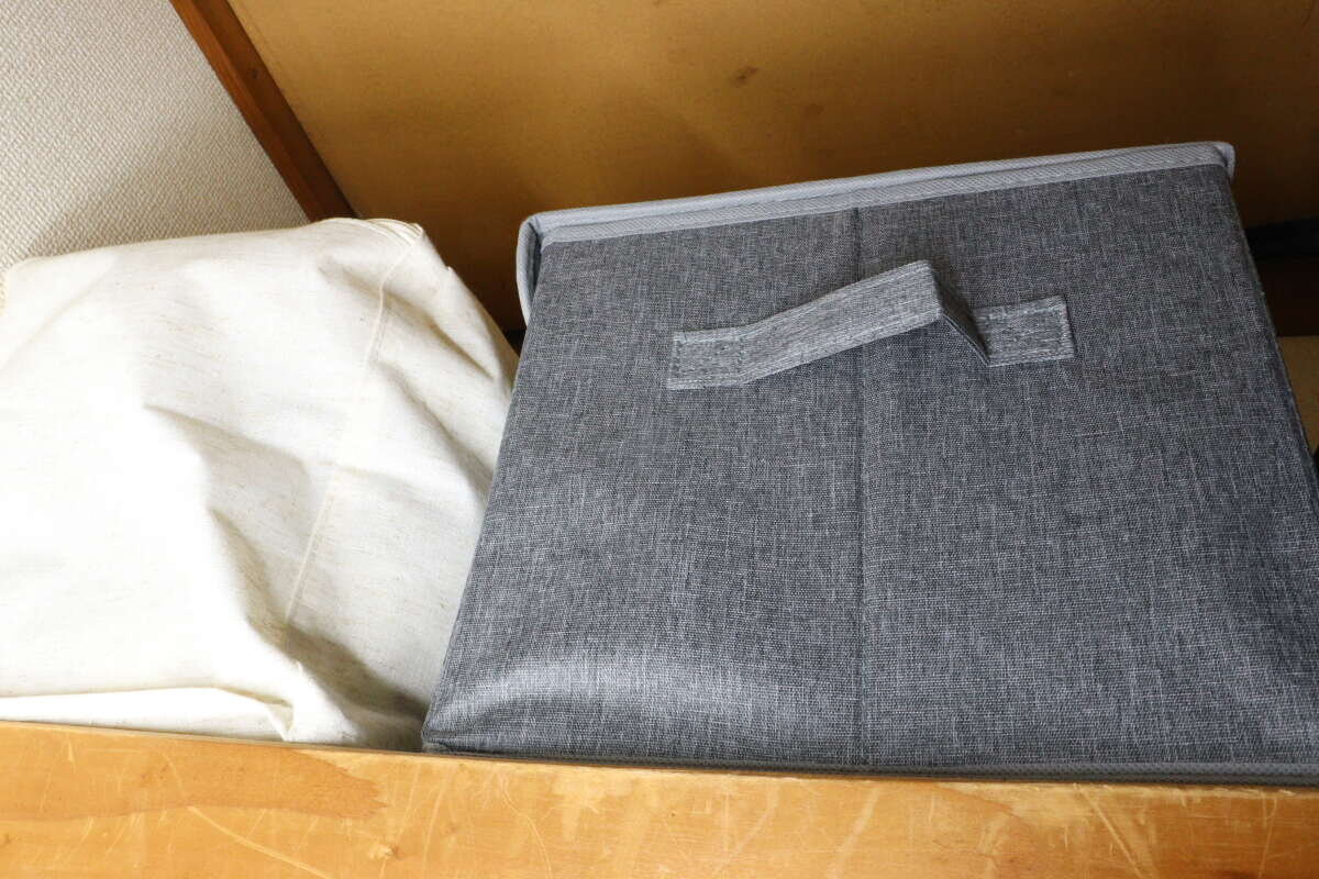 衣櫃的架子上整齊地擺放著收納盒。 押し入れの棚にすっきりと収まっている収納ボックス