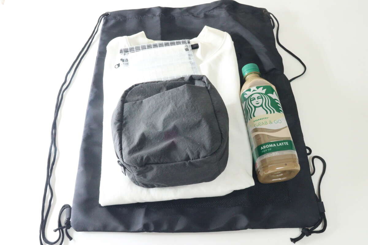 背包裡需要裝的物品清單:T卹、小袋子、飲料車。 ナップザックに入れるTシャツとポーチとドリンクボートの収納物一覧