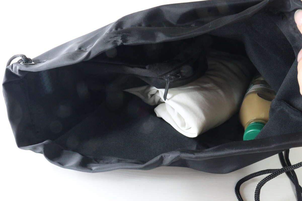 背包裡的物品都整齊地收納在裡面。 ナップザックの内部に荷物をすっきりと収納している様子