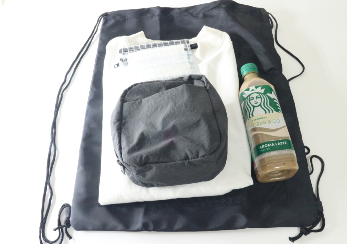 大創的衣服要300日元，太貴了！ 「我以後都沒辦法在普通商店買衣服了…！」 一個簡單方便的黑色手提包。