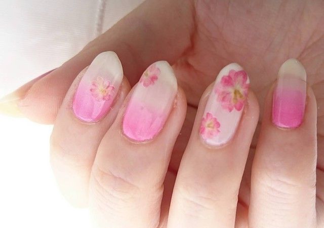 100均ネイルのベースコートだけで作る 指に咲く桜ネイル Michill ミチル