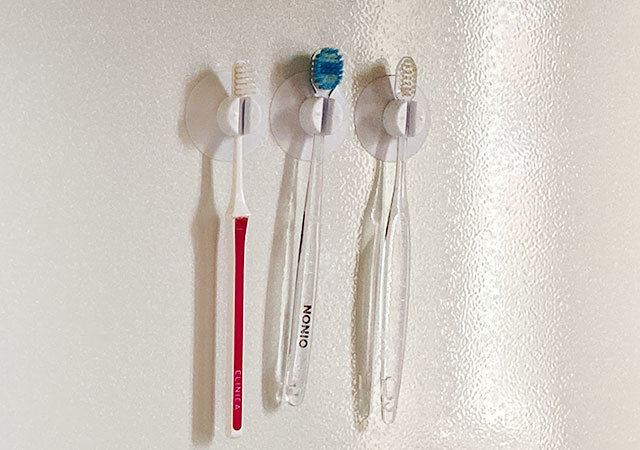 ダイソー　便利グッズ　歯ブラシキャッチ（3個）　使用例