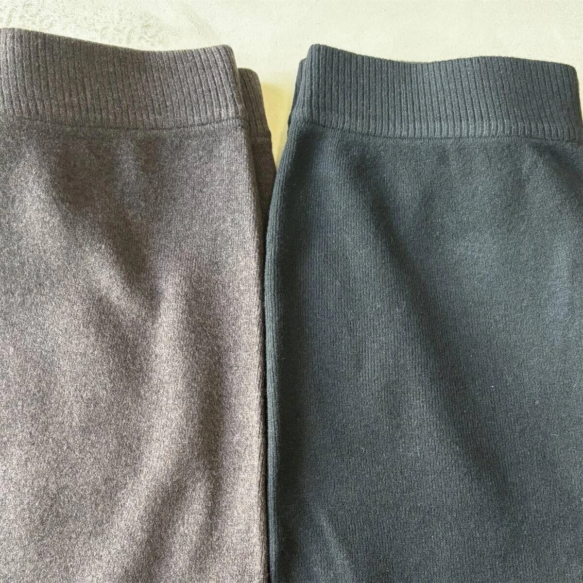 ダークブラウンとブラックのニットパンツのウエスト部分を並べて撮影