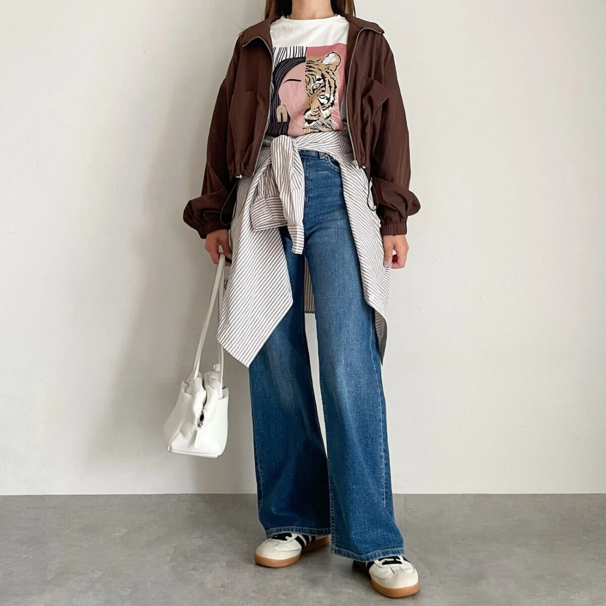 プリントTシャツにストライプシャツを腰巻きしたこなれ感のある服装 プリントTシャツにストライプシャツを腰巻きしたこなれ感のある服装