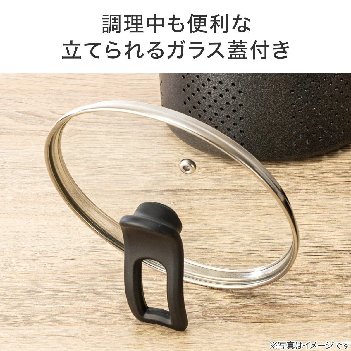 自立するガラス蓋が木製テーブルに置かれているクローズアップ 自立するガラス蓋が木製テーブルに置かれているクローズアップ