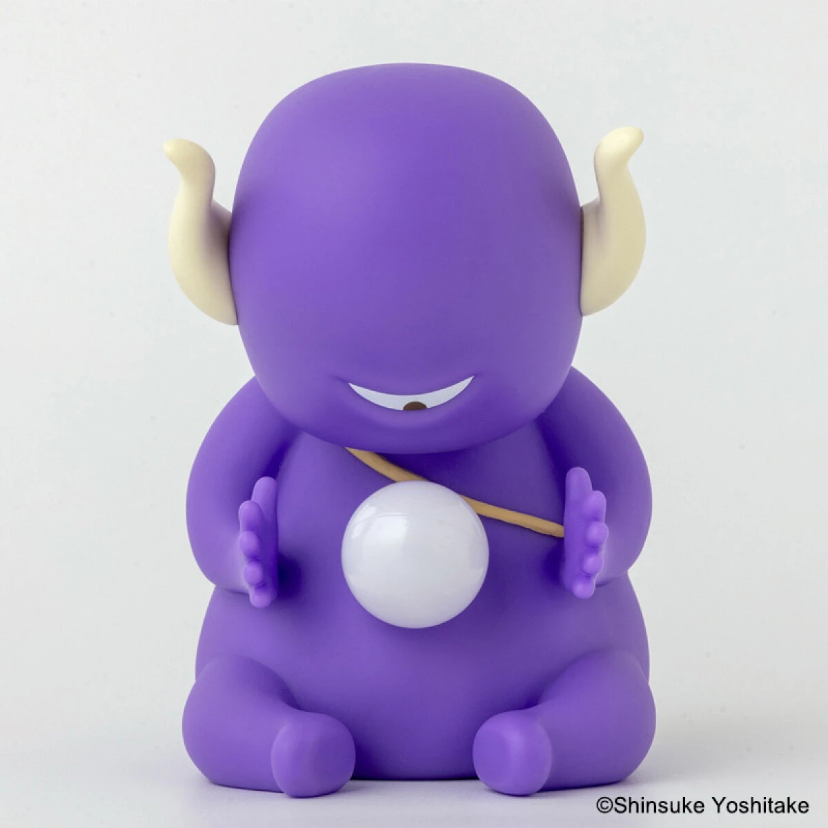 紫色のキャラクター「アイツ」のお部屋ライト。手に白い玉を持っている。