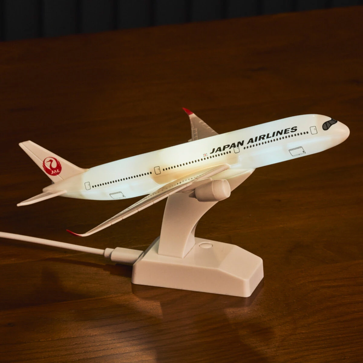 JALのエアバスA350-1000型機を模したお部屋ライトが木製テーブルに置かれている。