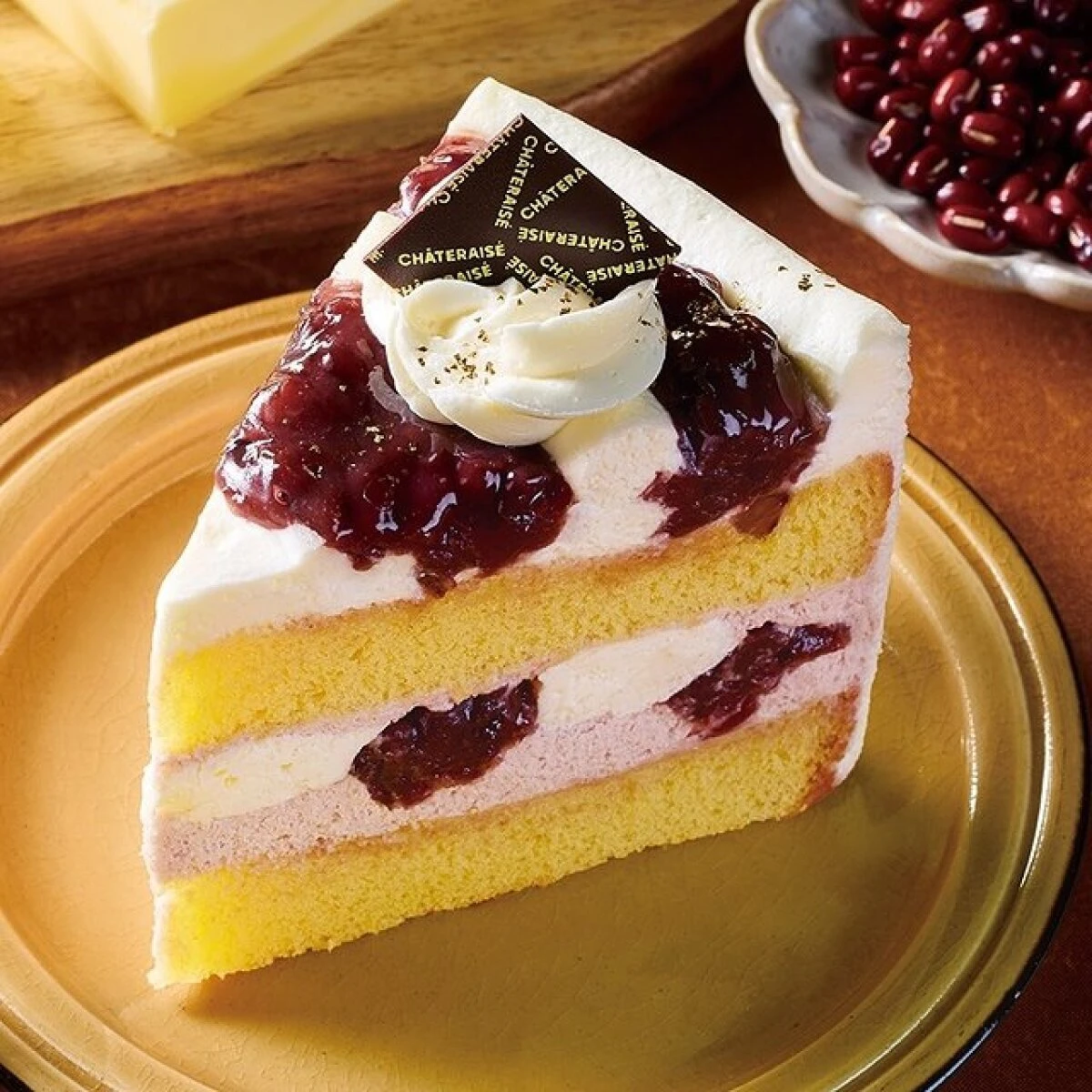 あんことクリーム、ベリーソースが層になったショートケーキのカット
