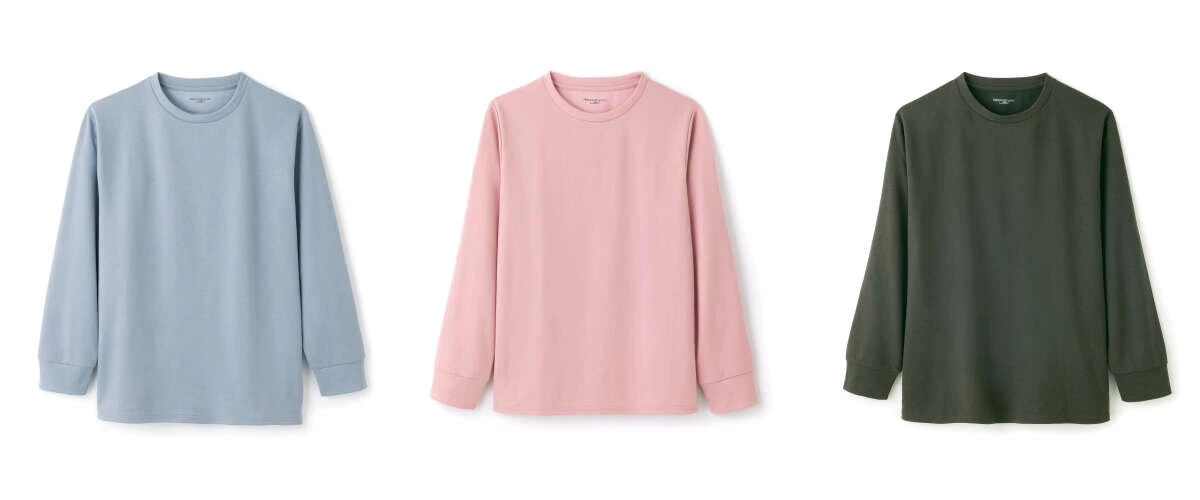 水色、ピンク、カーキ色の長袖Tシャツが3枚並べられている。