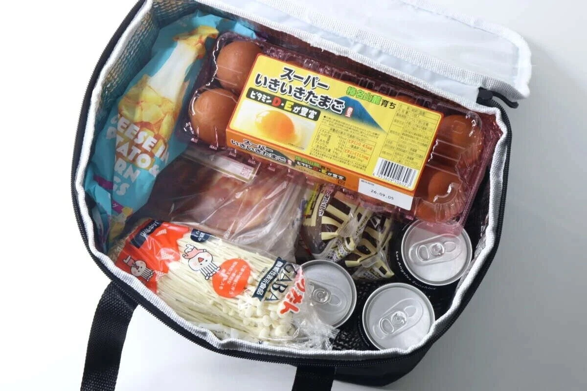 黒いソフトクーラーバッグに卵や肉、缶飲料などが入っている様子
