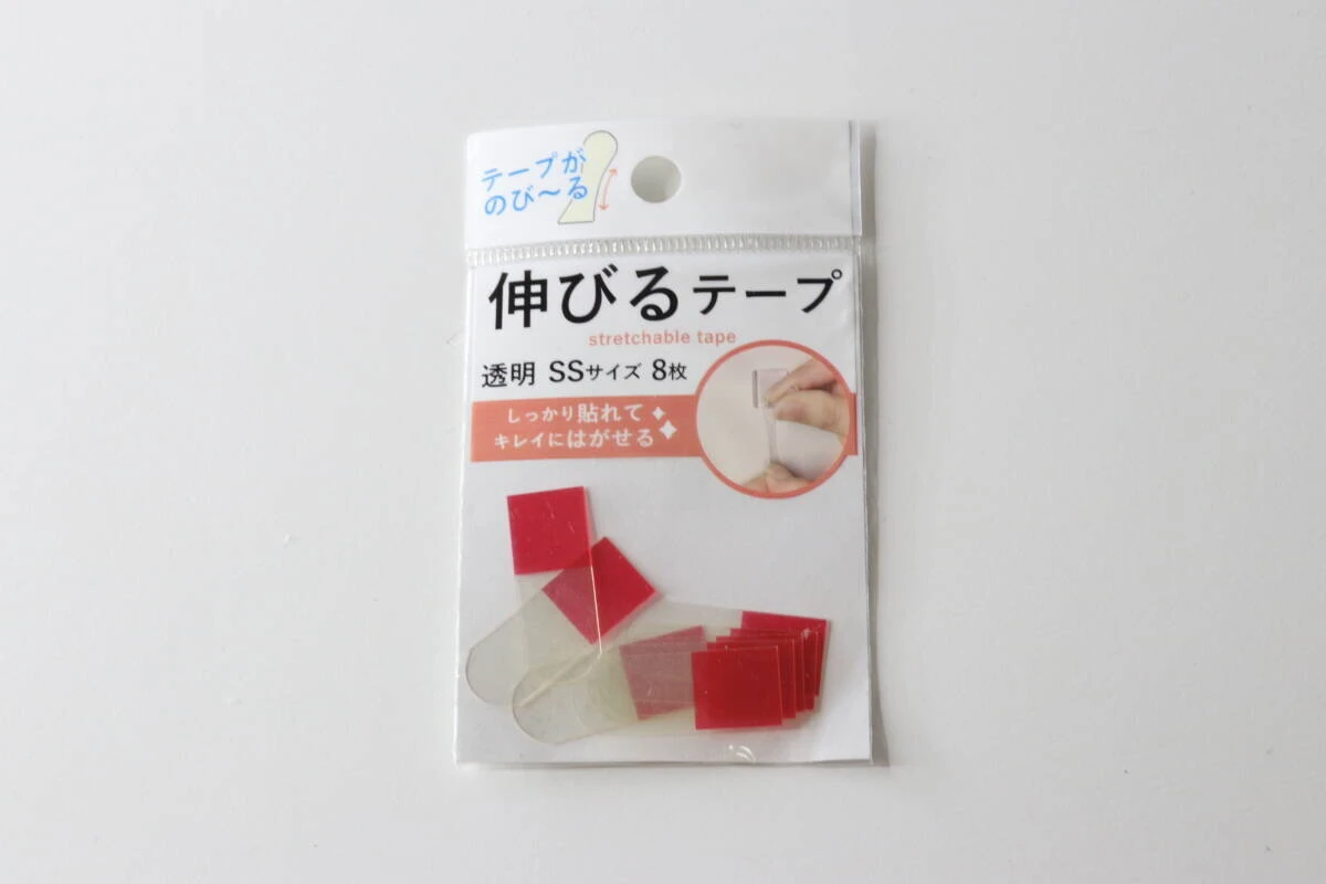 白い背景に置かれた、ダイソー「伸びるテープ」のパッケージ 白い背景に置かれた、ダイソー「伸びるテープ」のパッケージ