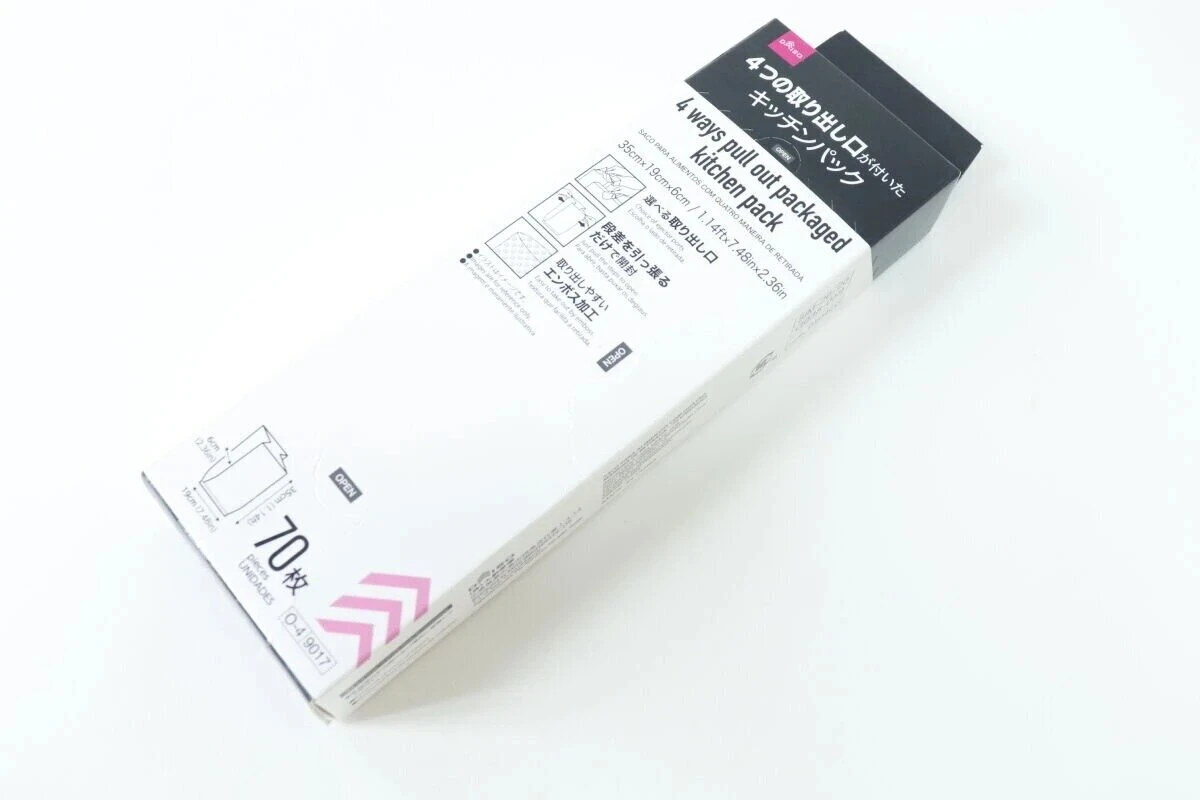 ダイソーの「4つの取り出し口が付いたキッチンパック」のパッケージが斜め上から写されている ダイソーの「4つの取り出し口が付いたキッチンパック」のパッケージが斜め上から写されている
