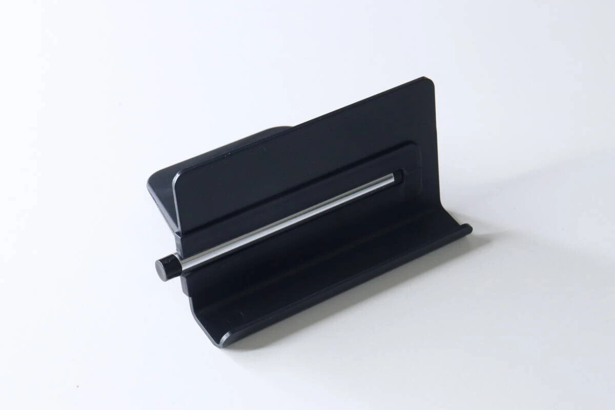 組み立てられた状態の黒いスマホスタンド。中央にタッチペンが収納されている。 組み立てられた状態の黒いスマホスタンド。中央にタッチペンが収納されている。