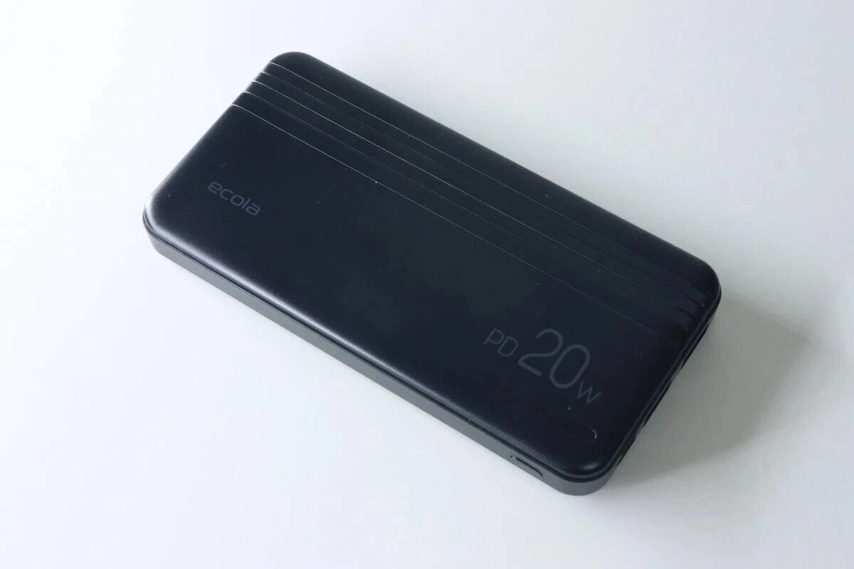 黒いモバイルバッテリー本体を斜め上から見た様子。「PD 20W」のロゴが見える 黒いモバイルバッテリー本体を斜め上から見た様子。「PD 20W」のロゴが見える