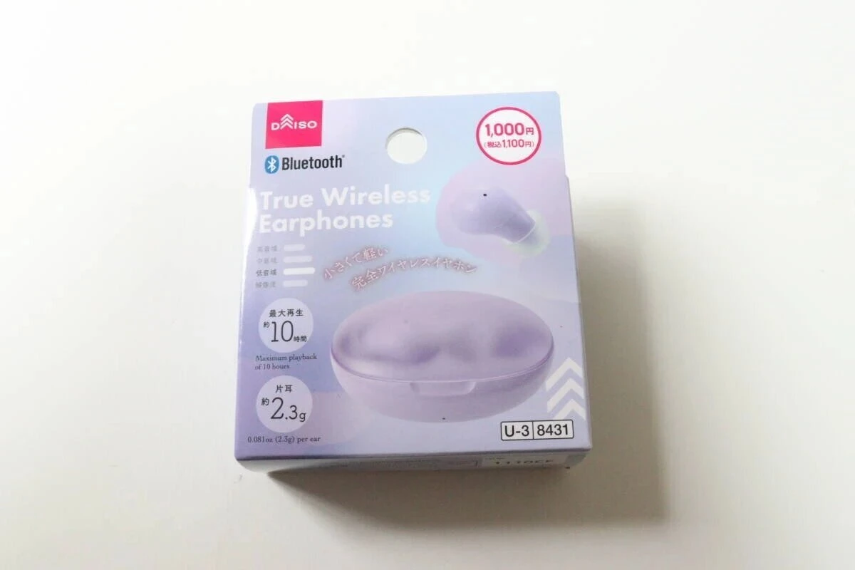 紫色のワイヤレスイヤホンがパッケージに入った状態。商品名や特徴が記載されている 紫色のワイヤレスイヤホンがパッケージに入った状態。商品名や特徴が記載されている