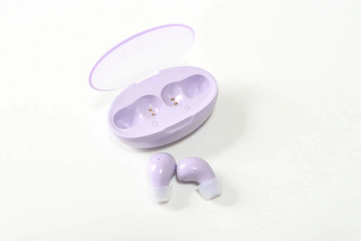 紫色のワイヤレスイヤホン本体2つと、蓋が開いた充電ケース 紫色のワイヤレスイヤホン本体2つと、蓋が開いた充電ケース