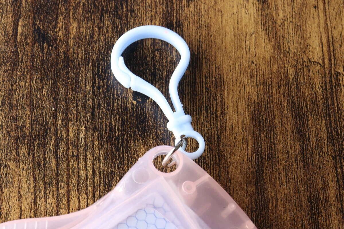 水色のプラスチック製フックが付いたキーホルダー部分