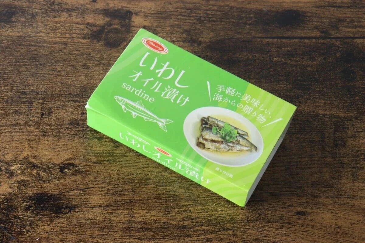 緑色のパッケージのダイソーいわしオイル漬けの箱 緑色のパッケージのダイソーいわしオイル漬けの箱