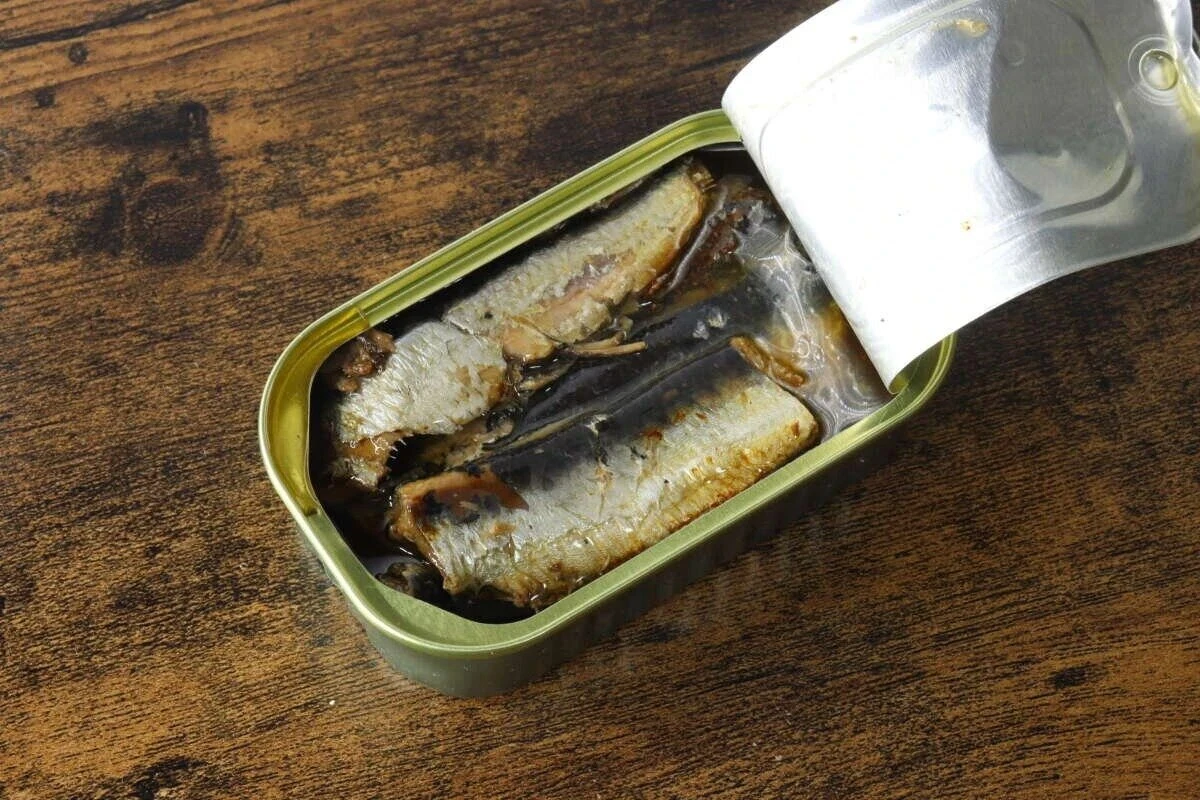 開けた状態のいわしオイル漬け缶詰、いわしが2尾見える 開けた状態のいわしオイル漬け缶詰、いわしが2尾見える
