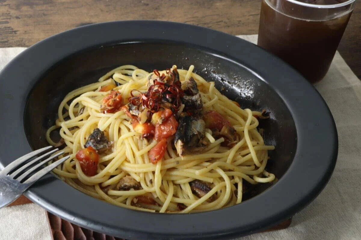 いわしオイル漬けとトマト、唐辛子が入ったパスタ いわしオイル漬けとトマト、唐辛子が入ったパスタ