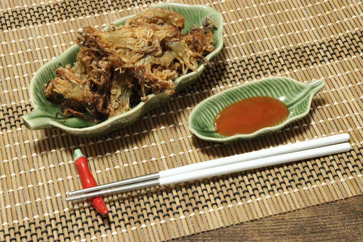 エノキのカリカリ揚げとチリソース、箸が置かれた食卓の俯瞰