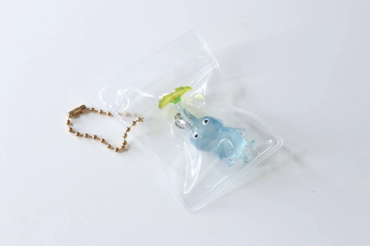 透明なジップバッグに水色のゾウのミニチュアが入っておりボールチェーンが付いている