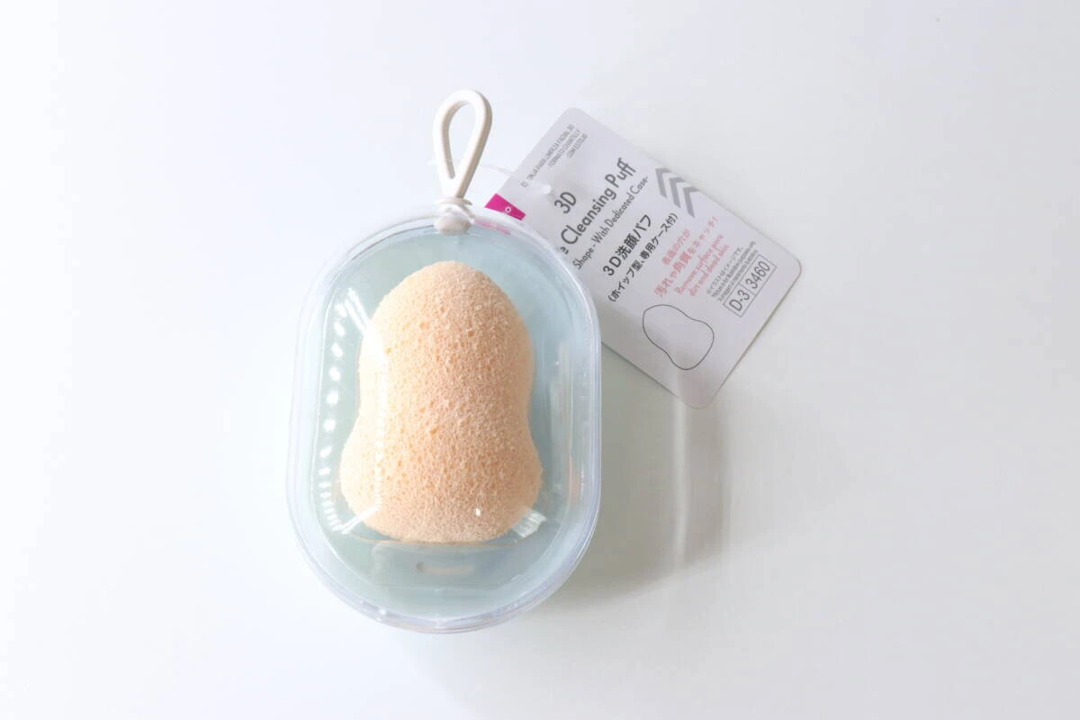 透明なケースに入ったひょうたん型の洗顔パフと商品タグ 透明なケースに入ったひょうたん型の洗顔パフと商品タグ