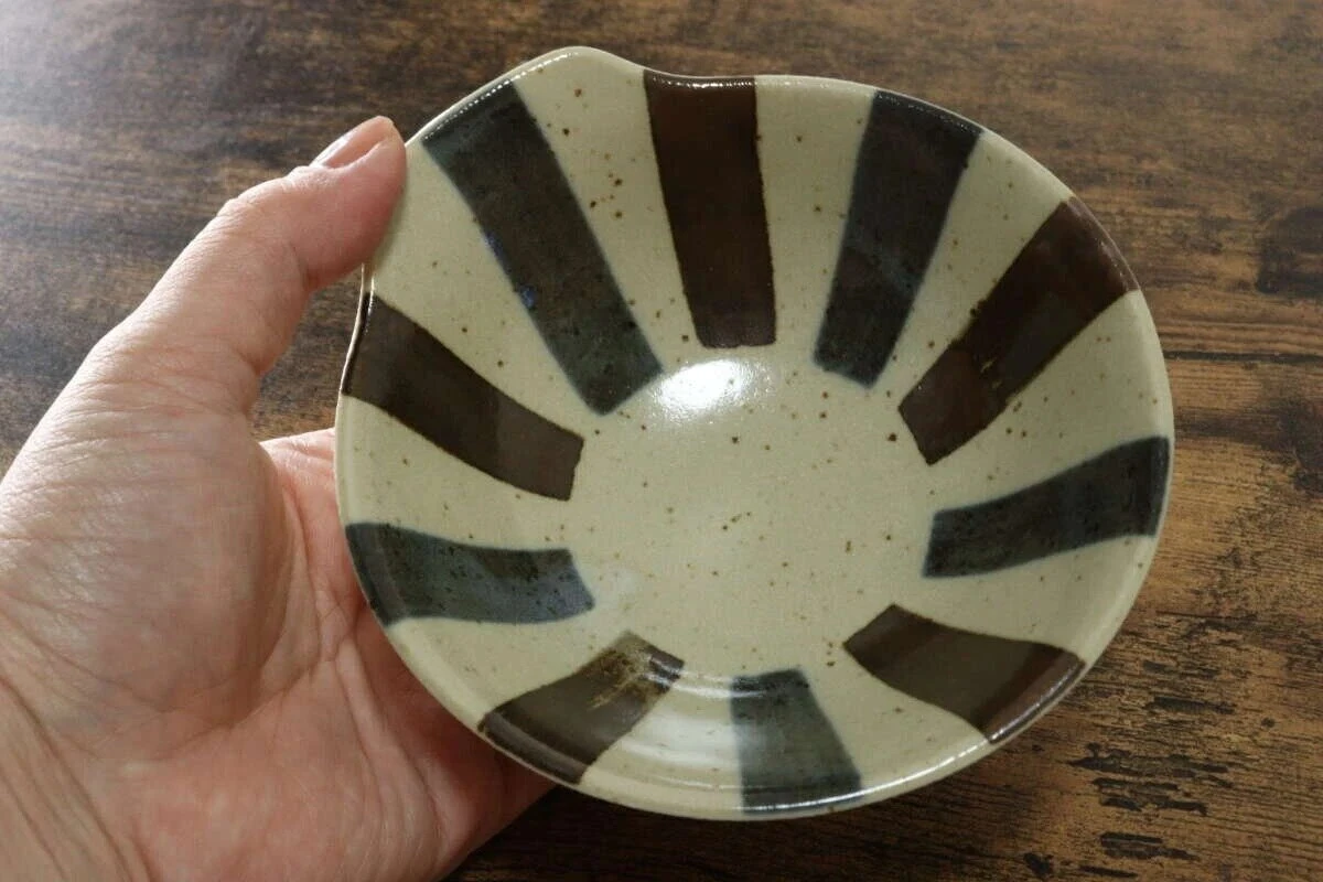 手のひらに乗せたダイソーの梨地太十草のとんすい