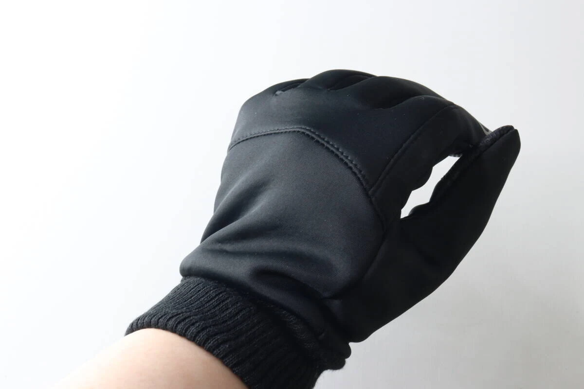 黒い防寒手袋を着用した手が軽く握られた状態。手首のリブがフィットしている 黒い防寒手袋を着用した手が軽く握られた状態。手首のリブがフィットしている