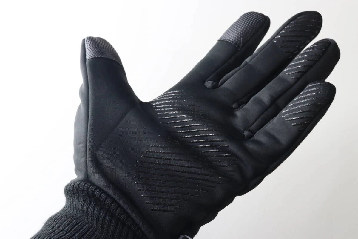 黒い防寒手袋を着用した手のひらを広げた状態。手のひらと指の滑り止めが見える 黒い防寒手袋を着用した手のひらを広げた状態。手のひらと指の滑り止めが見える