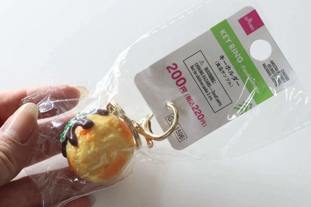 透明な袋に入ったたこ焼きキーホルダーと商品タグ