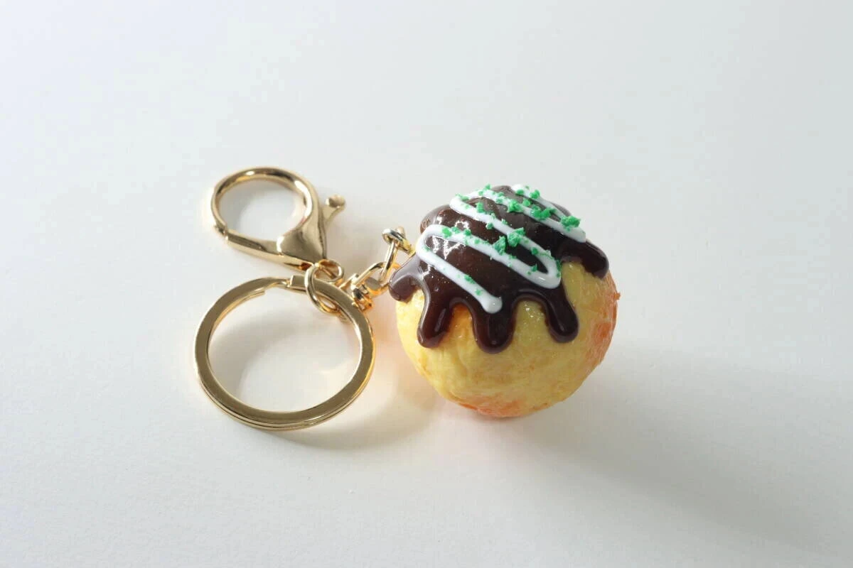 白い背景に置かれたたこ焼きキーホルダーの全体像