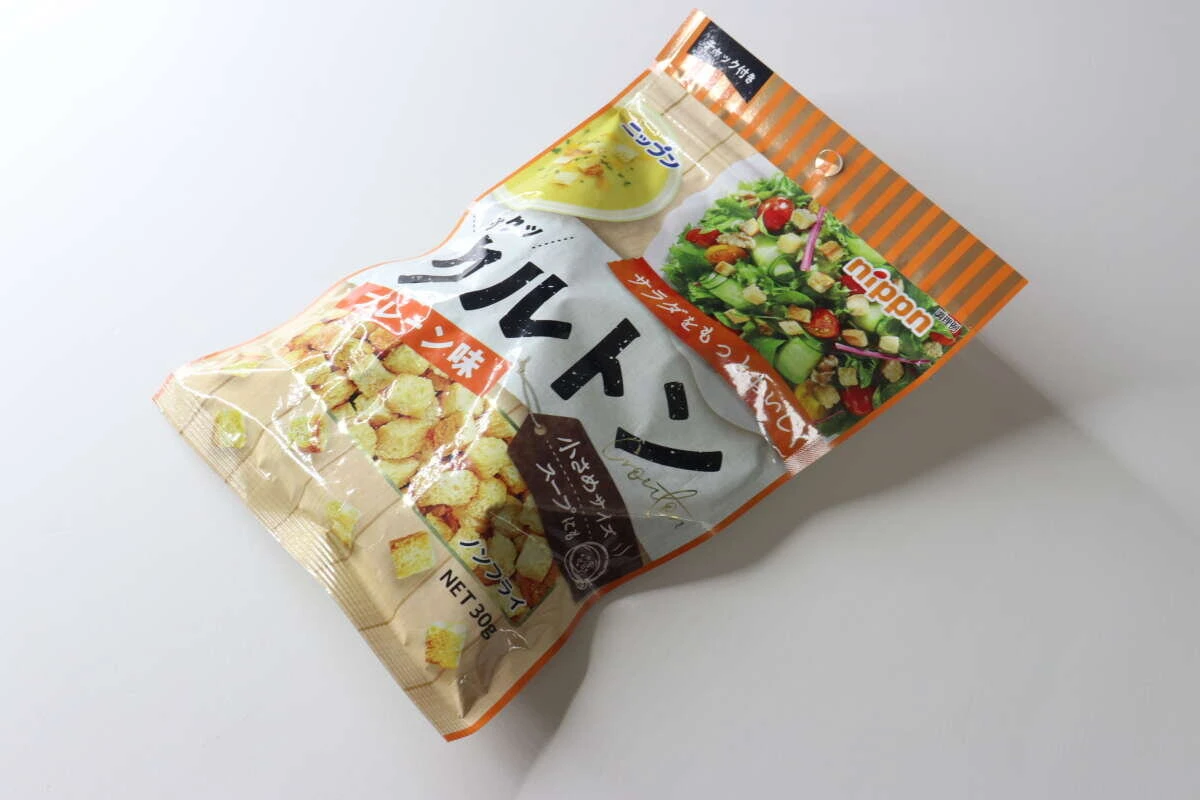 ニップンのクルトンプレーン味のパッケージが斜め上から写っている ニップンのクルトンプレーン味のパッケージが斜め上から写っている