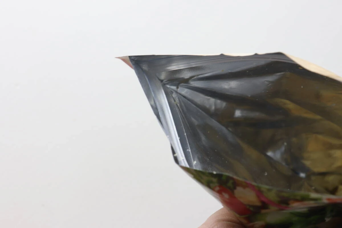クルトンパッケージ上部のチャック部分が開いている様子 クルトンパッケージ上部のチャック部分が開いている様子