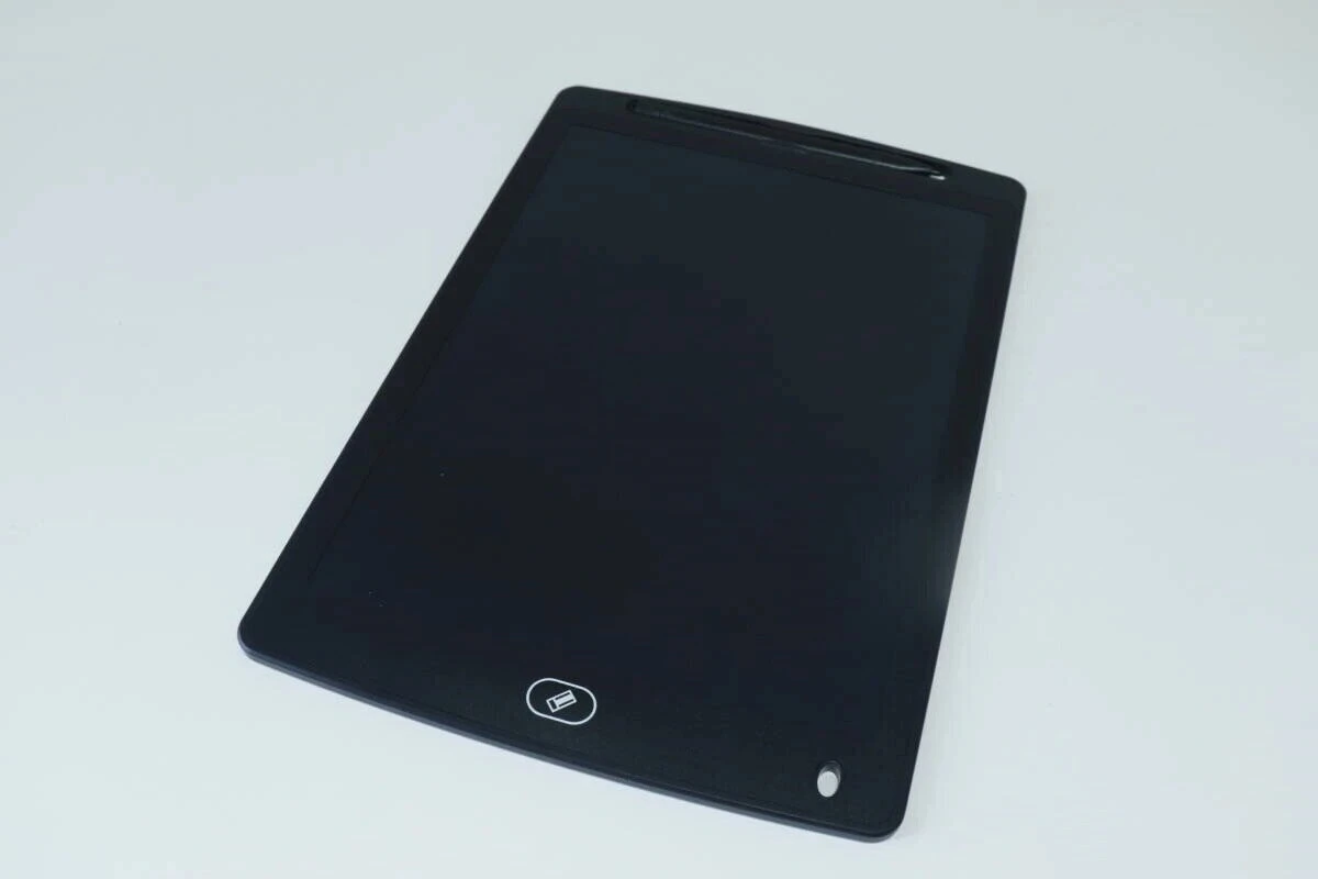 黒い電子メモパッドが斜め上から撮影されており、ペンは本体に収納されている 黒い電子メモパッドが斜め上から撮影されており、ペンは本体に収納されている