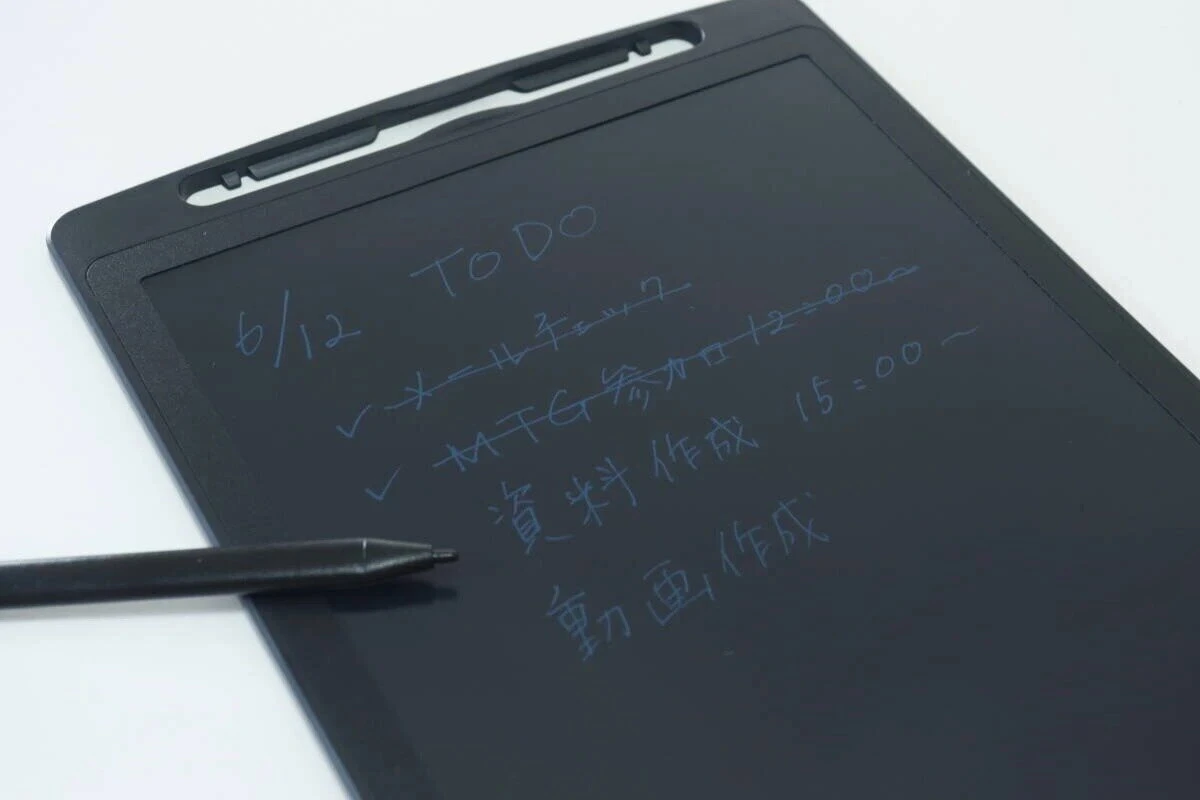 電子メモパッドに手書きの「TO DO」リストが書かれており、ペン先が画面に触れている 電子メモパッドに手書きの「TO DO」リストが書かれており、ペン先が画面に触れている
