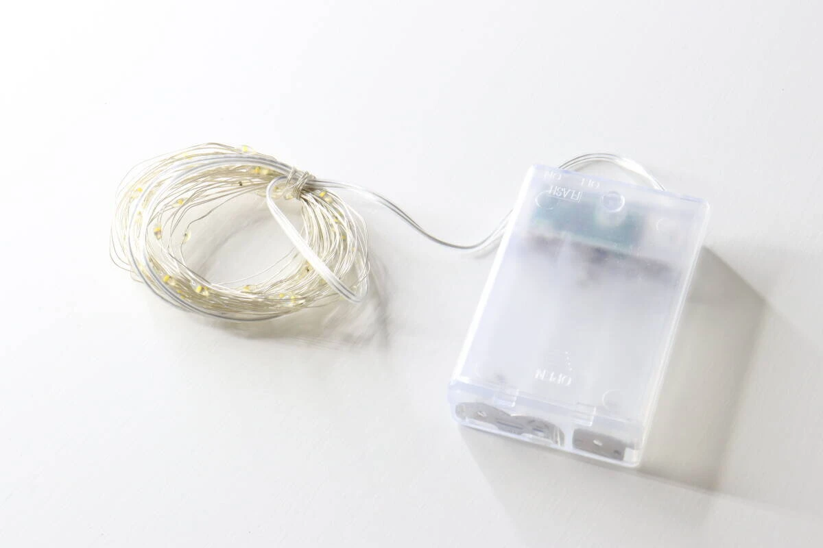 パッケージから出した状態のストリングライトと透明な電池ボックス。 パッケージから出した状態のストリングライトと透明な電池ボックス。