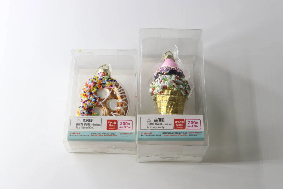 透明なプラスチックケースに入ったプレッツェルとアイスクリームのガラスオーナメント