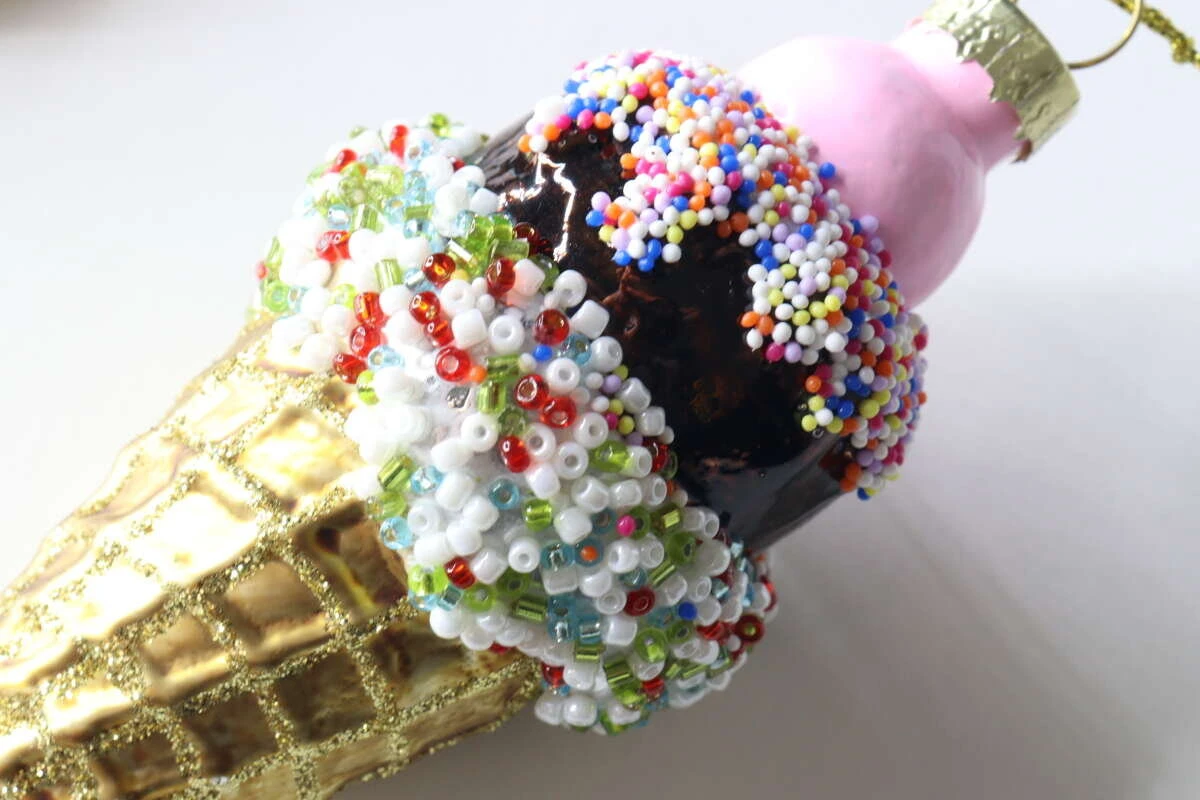 アイスクリームのオーナメントにトッピングされた細かいビーズと砂糖菓子の装飾の接写