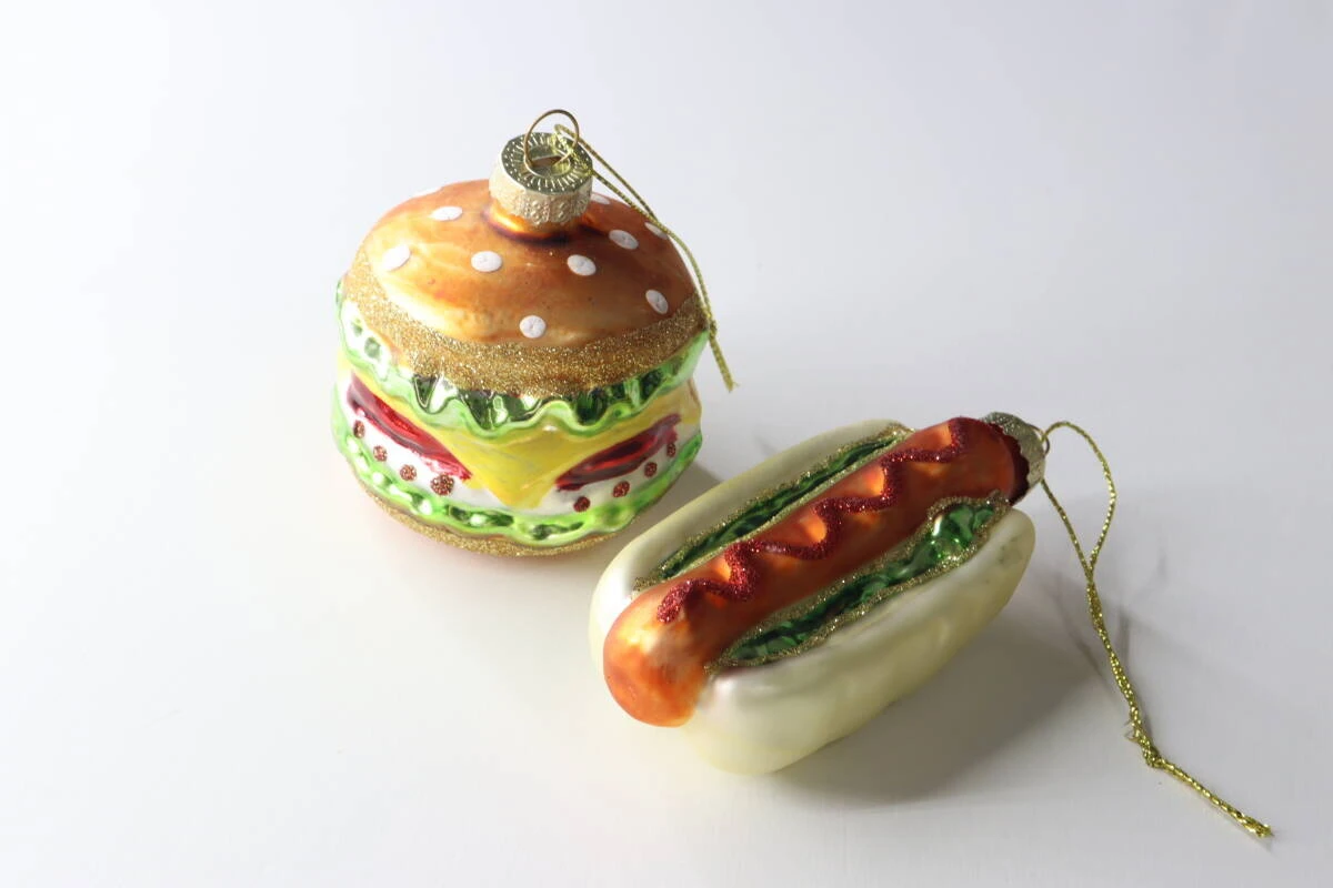 ケースから取り出したハンバーガーとホットドッグのポップなガラス製オーナメント2点